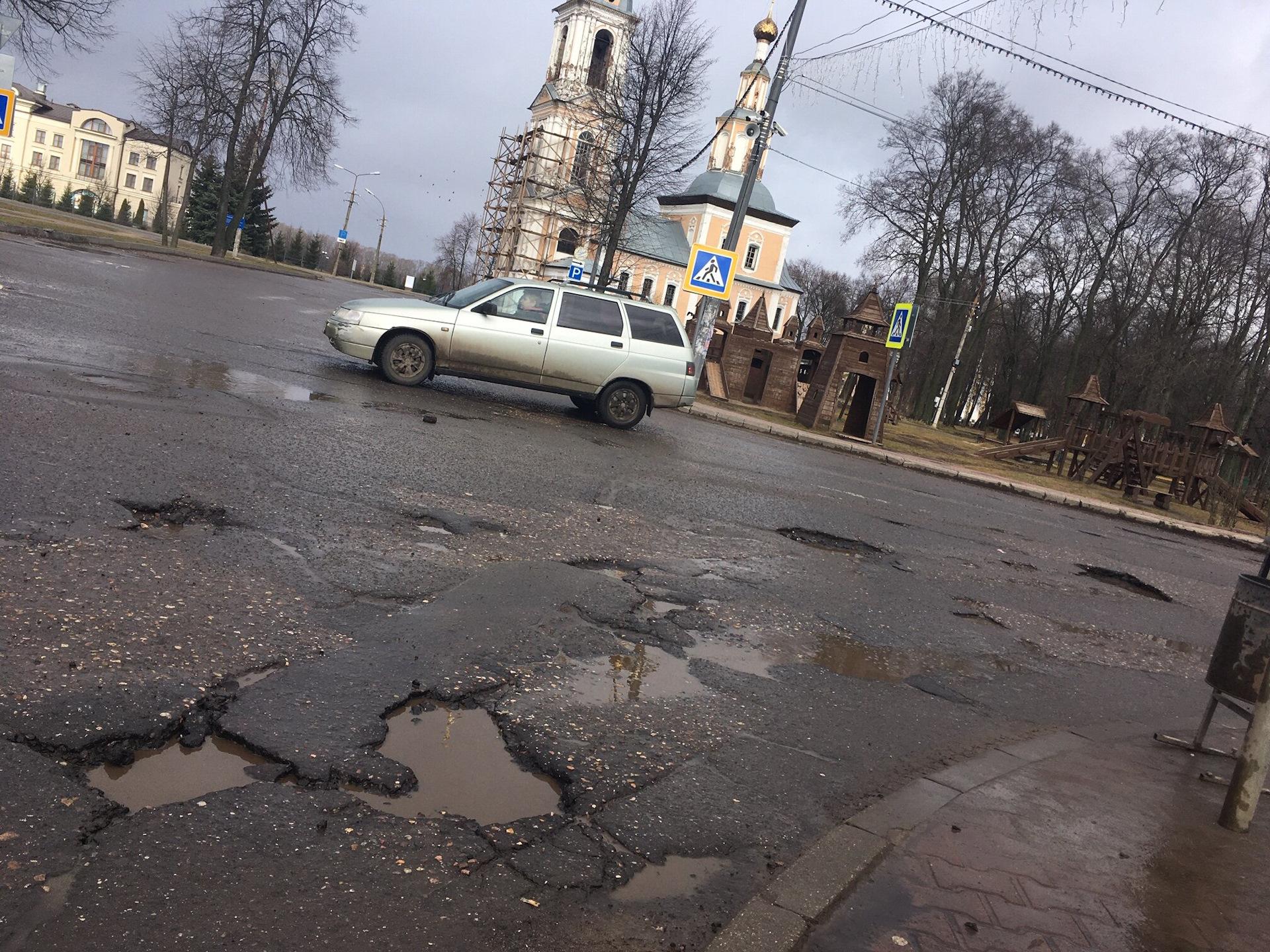 Дороги 21 век. Углич дороги. Разбитая дорога в Углич. Дорога в Углич. Дороги в городе Углич.