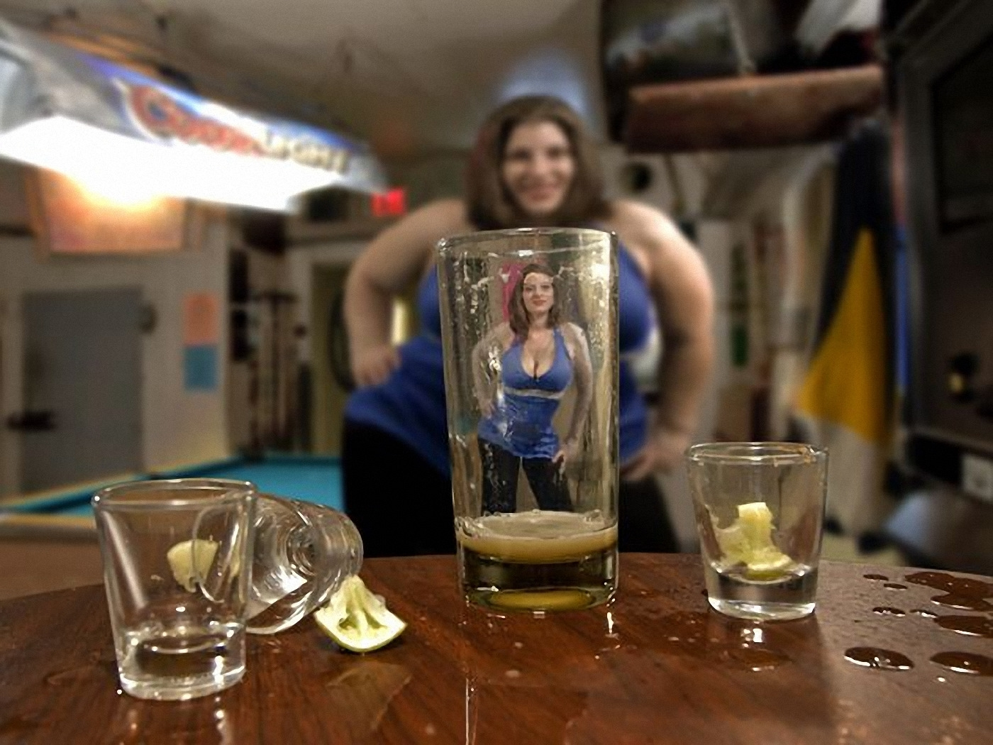 Женщина через стакан