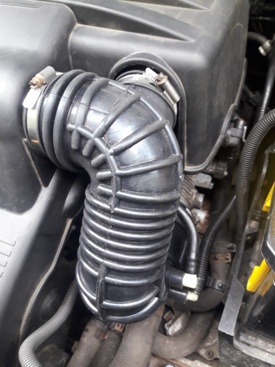 Патрубок дроссельной заслонки — Land Rover Freelander (L314), 2,5 л ...