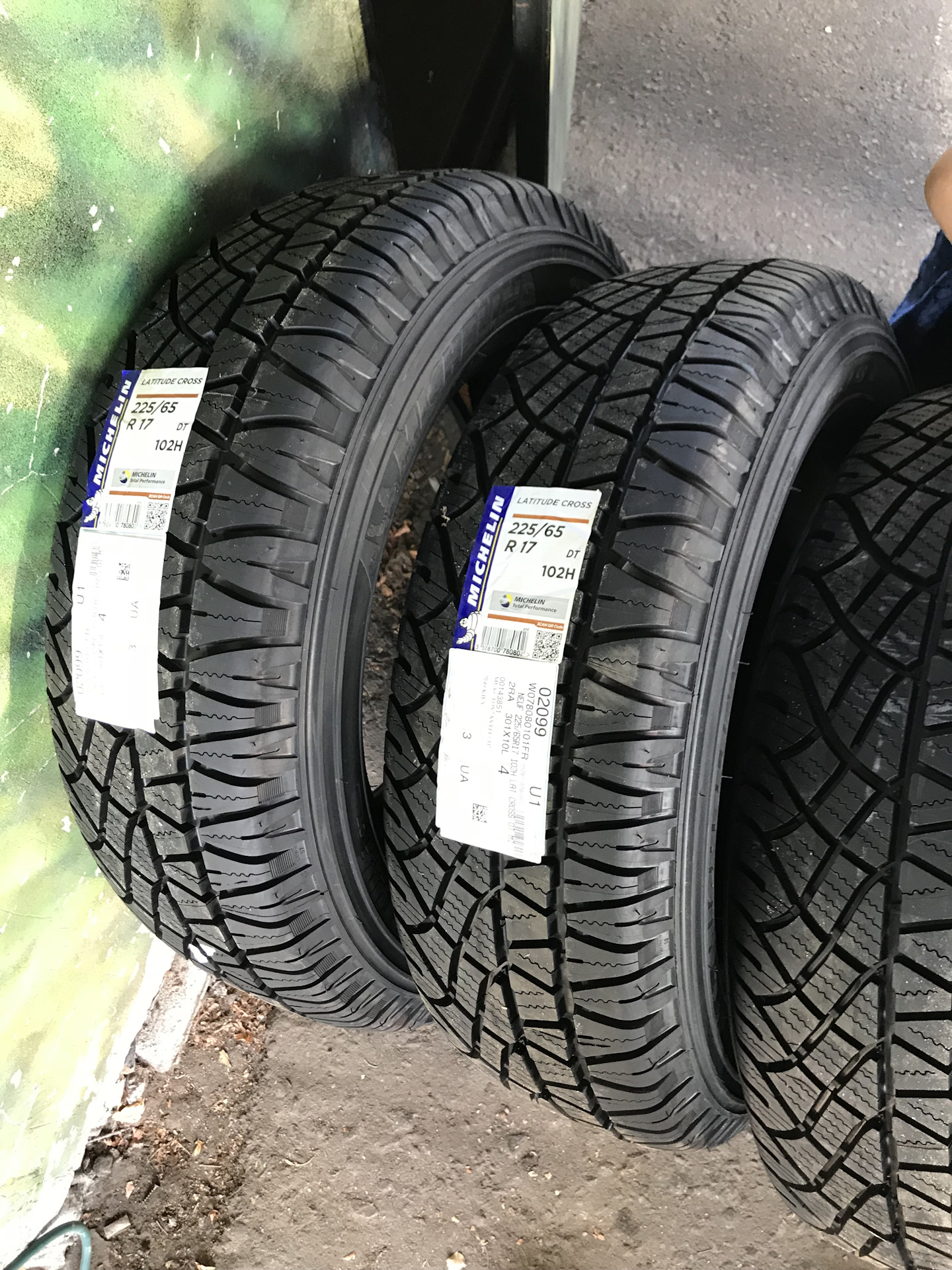 Шины мишлен кросс. Michelin Latitude Cross 225/65 r17 102h. Michelin 235 65 17 Latitude Cross. Мишлен Латитуде кросс 225/65 r17. Шина 225/65r17 Michelin Latitude Cross 102h.