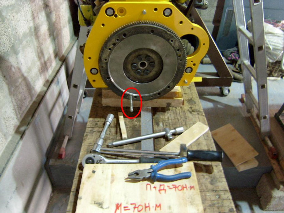 Соединение двигателя с коробкой передач. Стыковка двигателя. Стыковка кпп ваз классика с двс 2109. Гусеничный минитрактор с кпп от ваз 2109. Стыковка двигателя.