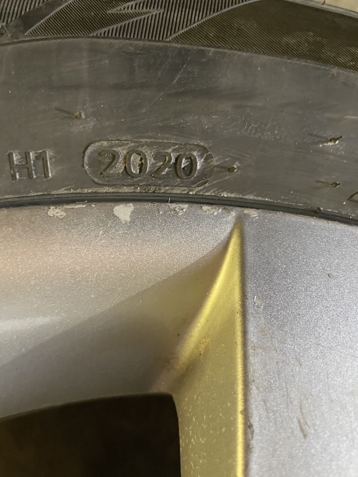 Шины зимние шипованные Hankook 225/60 R17, литые диски Kia 17 ET40 ...