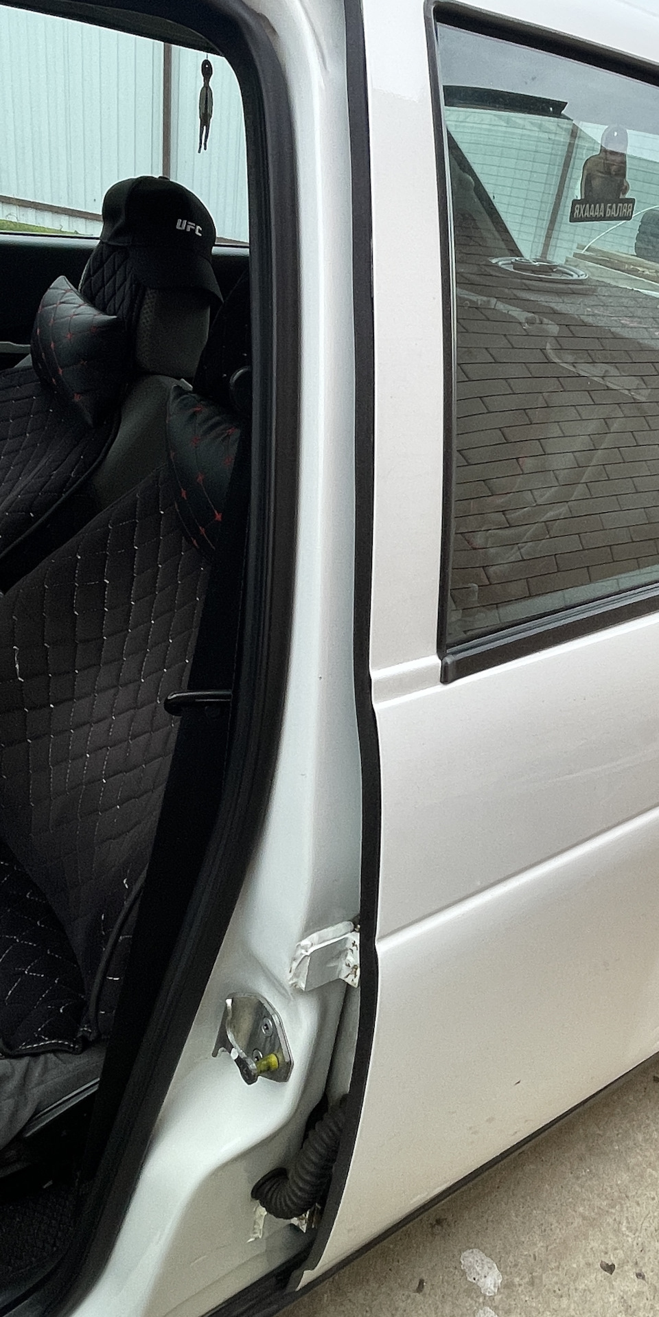 Первым делом проклеил эти места — Lada Приора седан