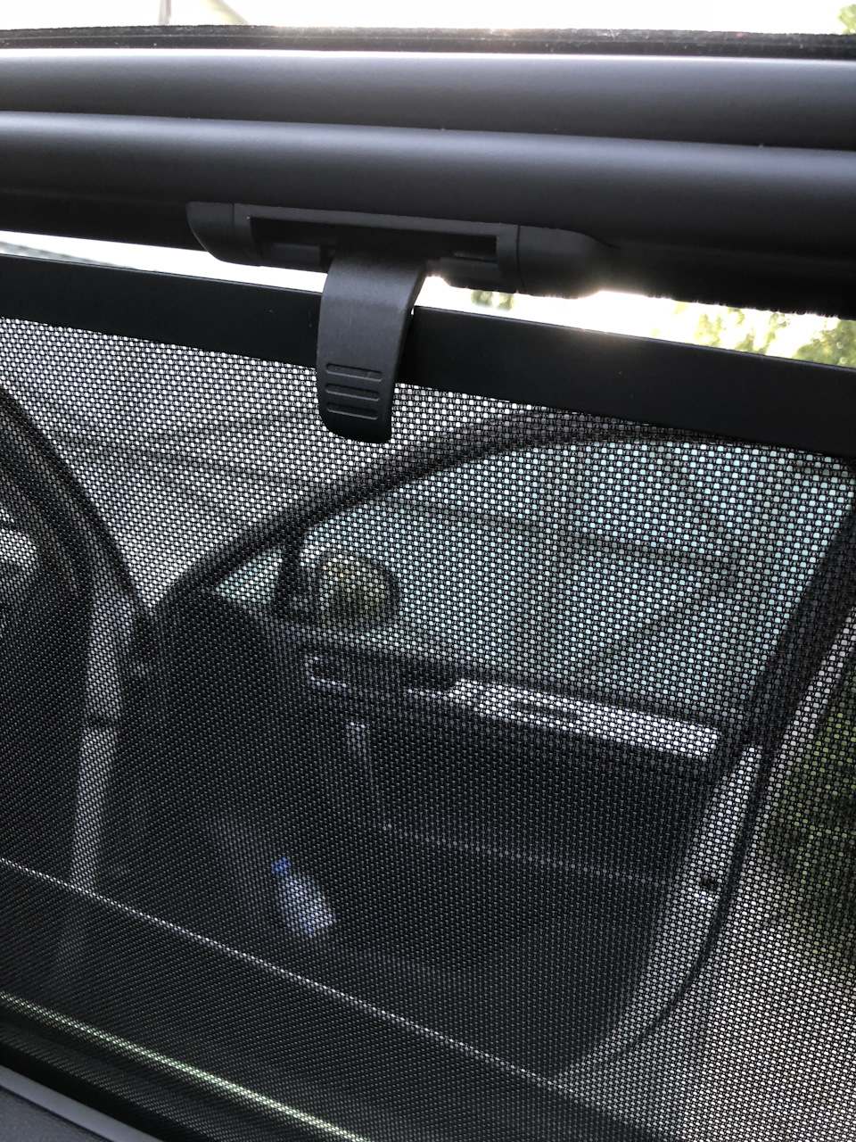 Шторки туарега. Штатные шторки Golf 4. Фиксатор заднего стекла гольф 4. Задняя шторка Volkswagen Touareg NF. Крепления для шторок Туарег.