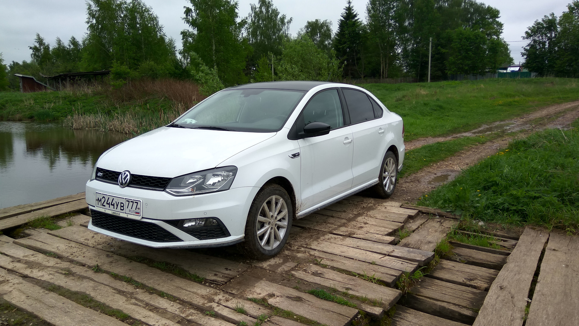 Р‘РµР»С‹Р№ VW Polo sedan gt