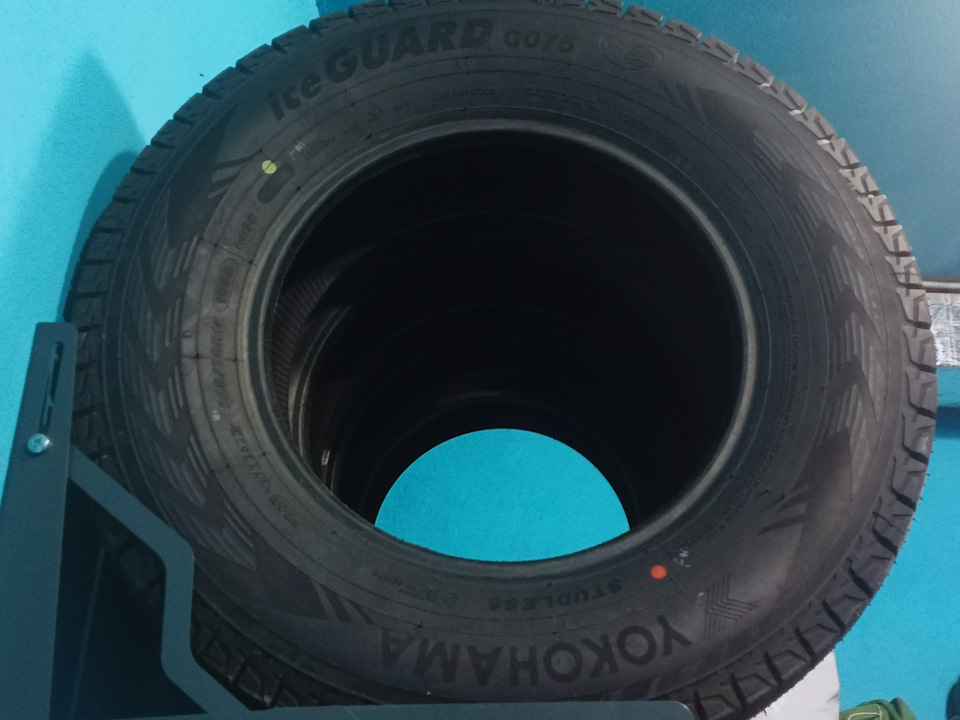 Шины зимние нешипованные Yokohama 235/70 R16 на Lada Niva Travel, УАЗ ...