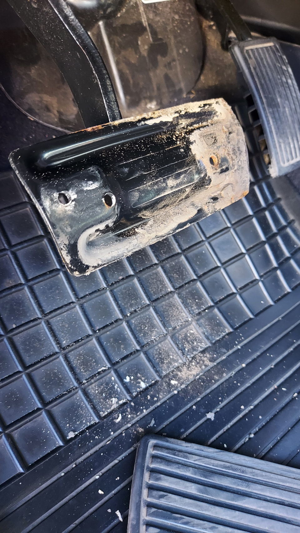 Видно что грязь и пыль попадала под резинку — Honda CR-V (RE)