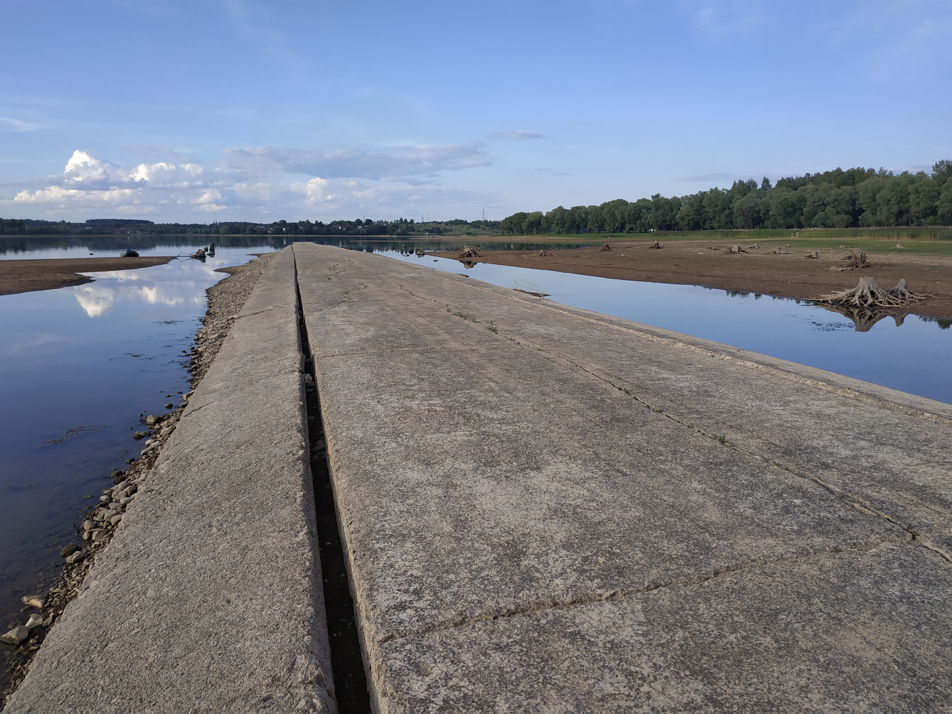 Скорости водохранилища. Ремяница Озернинское водохранилище. Затопленная дорога Озернинское водохранилище. Озернинское водохранилище мост. Озернинский гидроузел.