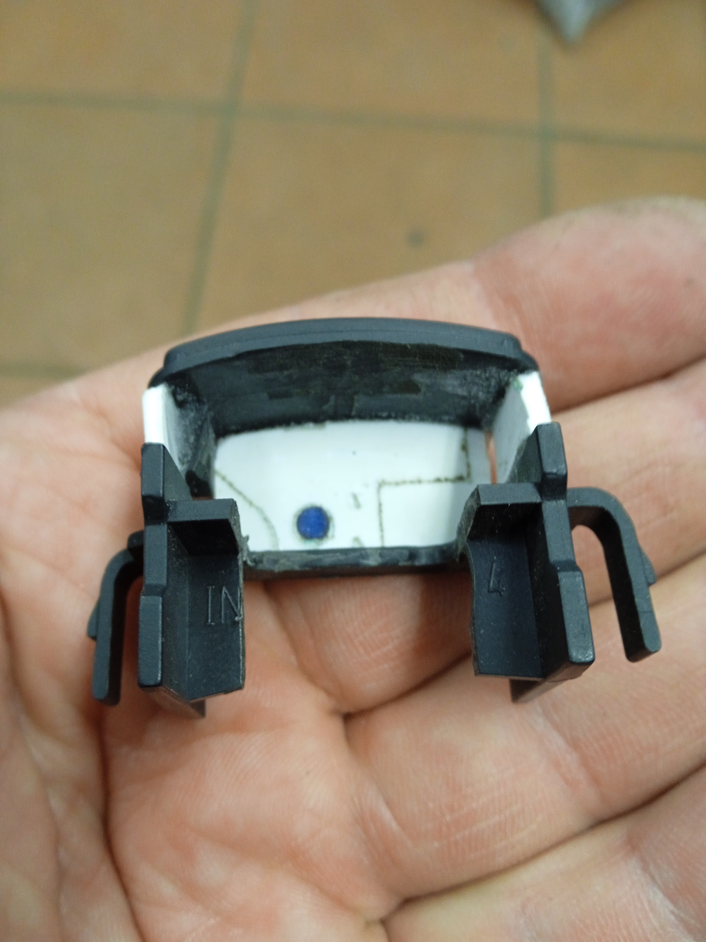 USB в заглушку от кнопки — Renault Duster (1G), 1,6 л, 2012 года ...