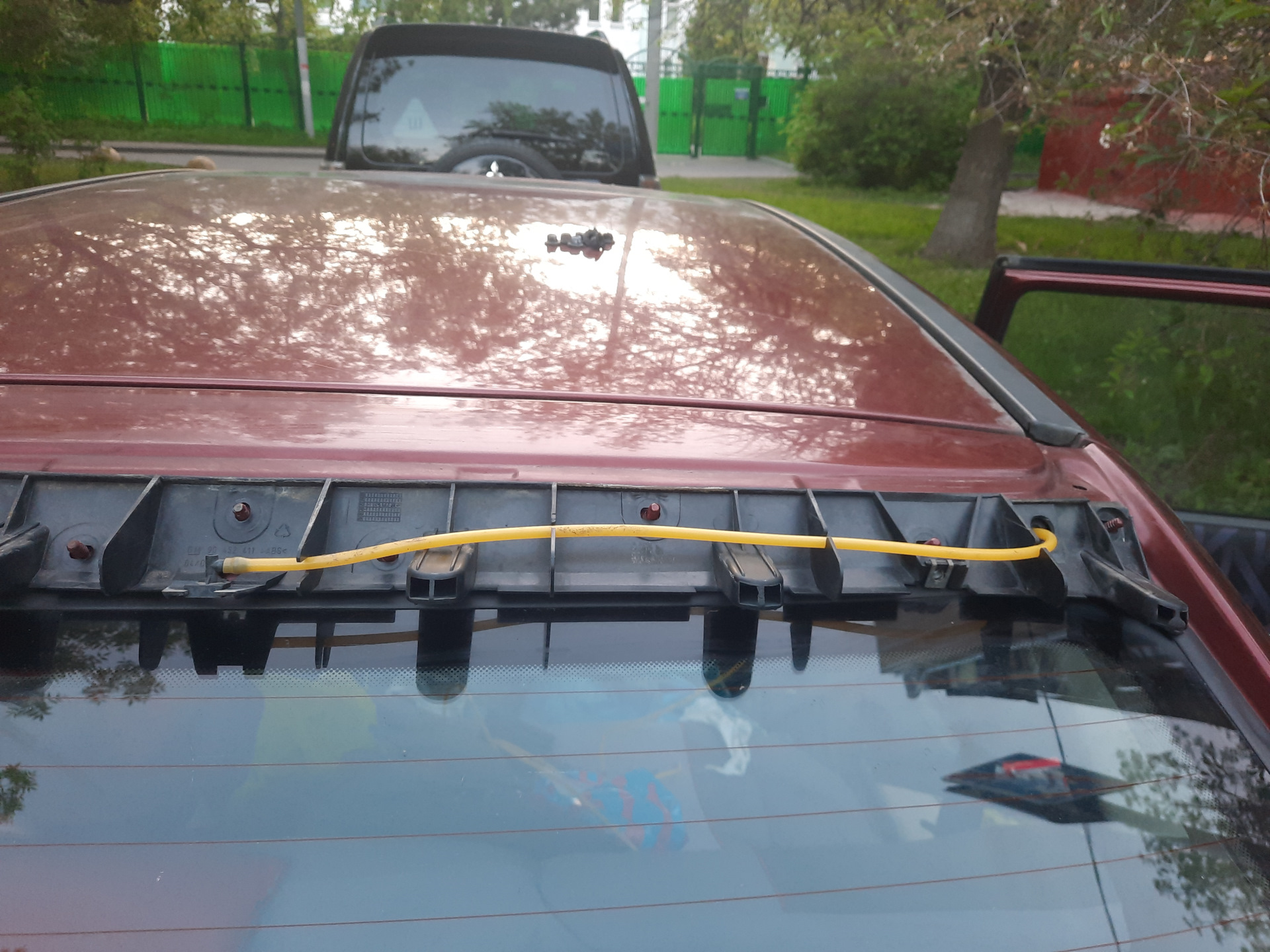 Замена трубки стеклоомывателя заднего стекла. — Opel Astra F, 1,6 л ...