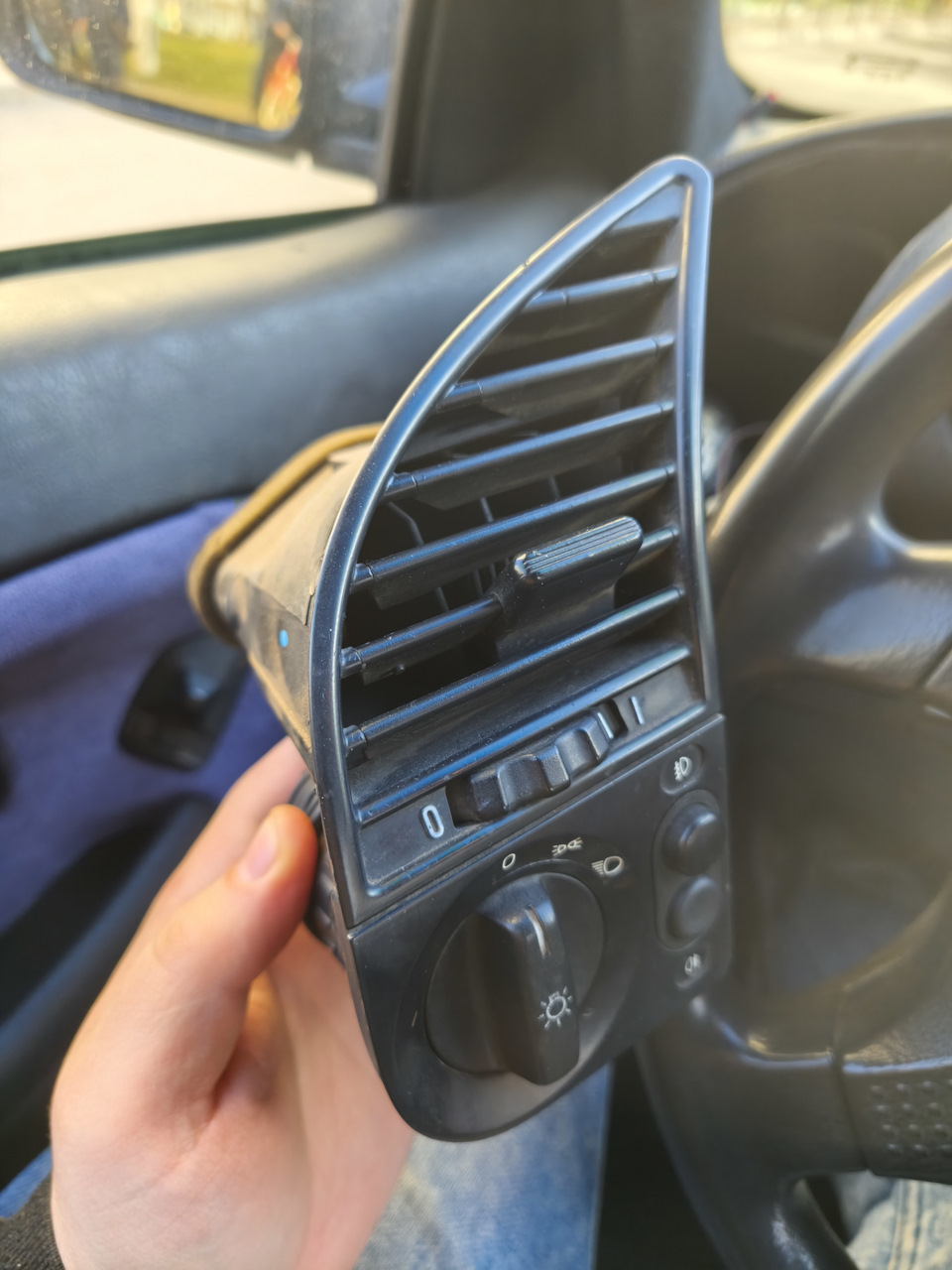 первый шаг — открутили винт снизу панели воздуховода и вынули его целиком в сборе с блоком переключателя освещения — BMW 3 series (E36)