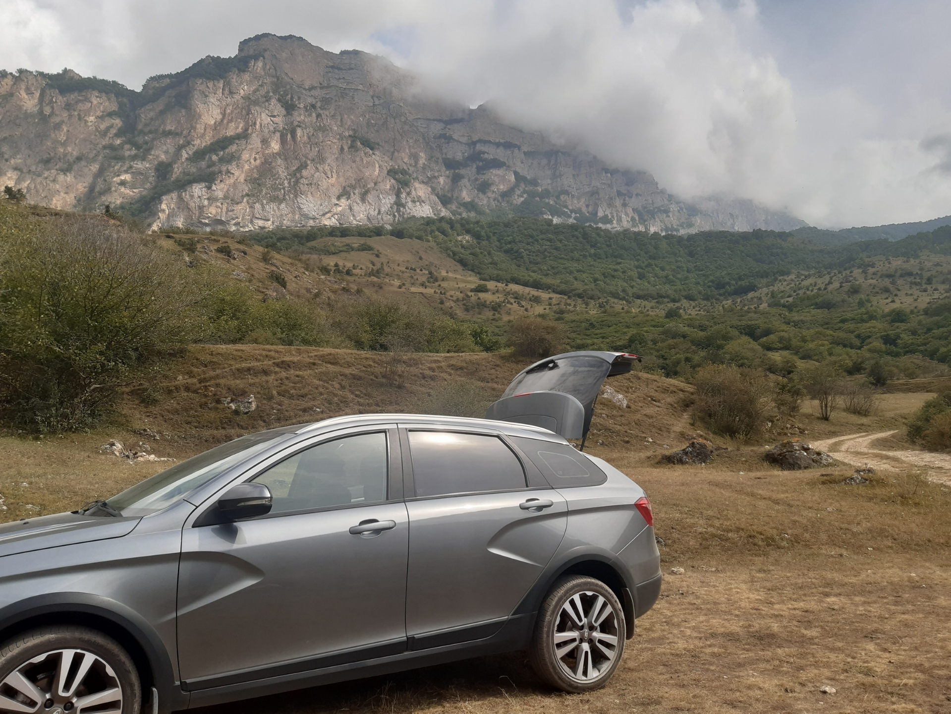 Отдых в горах. — Lada Vesta SW Cross, 1,8 л, 2019 года | путешествие |  DRIVE2