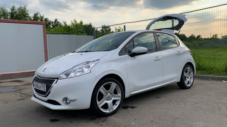 Peugeot 208 (1G) 1.2 бензиновый 2014 | на DRIVE2