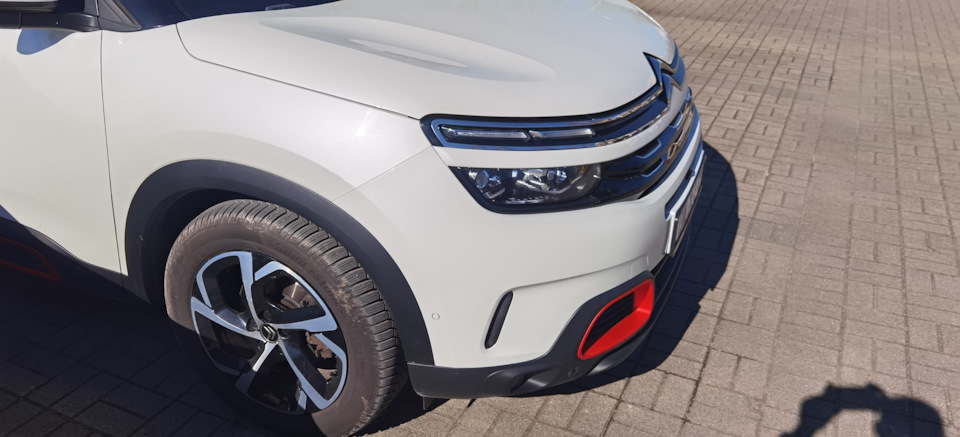 А с такой позиции вроде и неплохо. В этом и вся сложность белого перламутра. — Citroen C5 Aircross