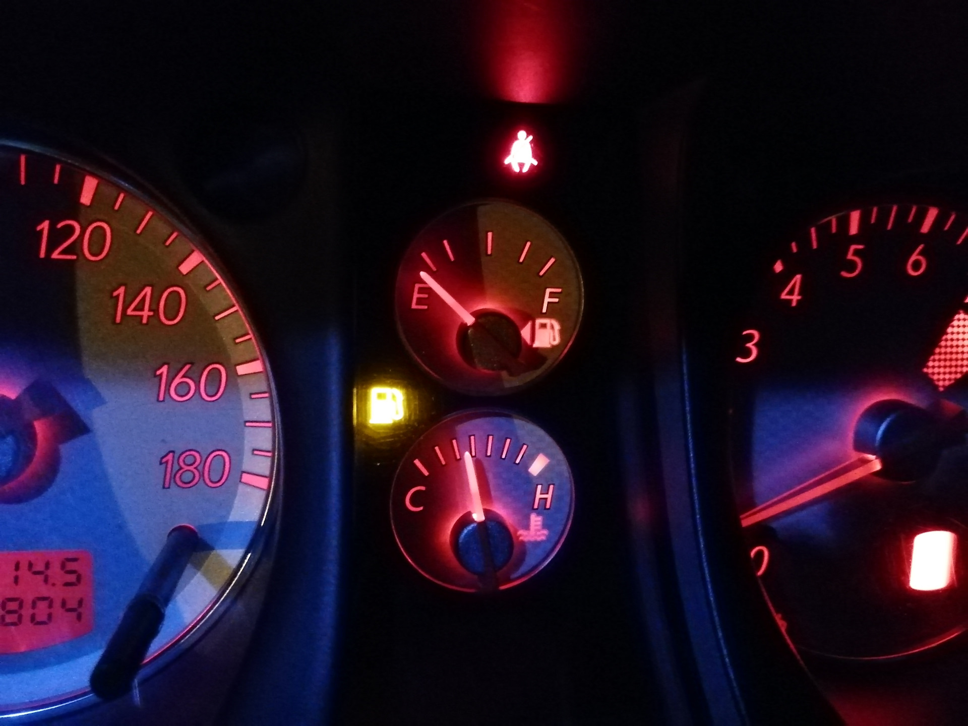 Датчики скайлайн. Не работает спидометр и датчик топлива. Киа спектра 2007 стрелка уровня топлива. Плата спидометра ауди а6 с4. Уровень топлива dion.