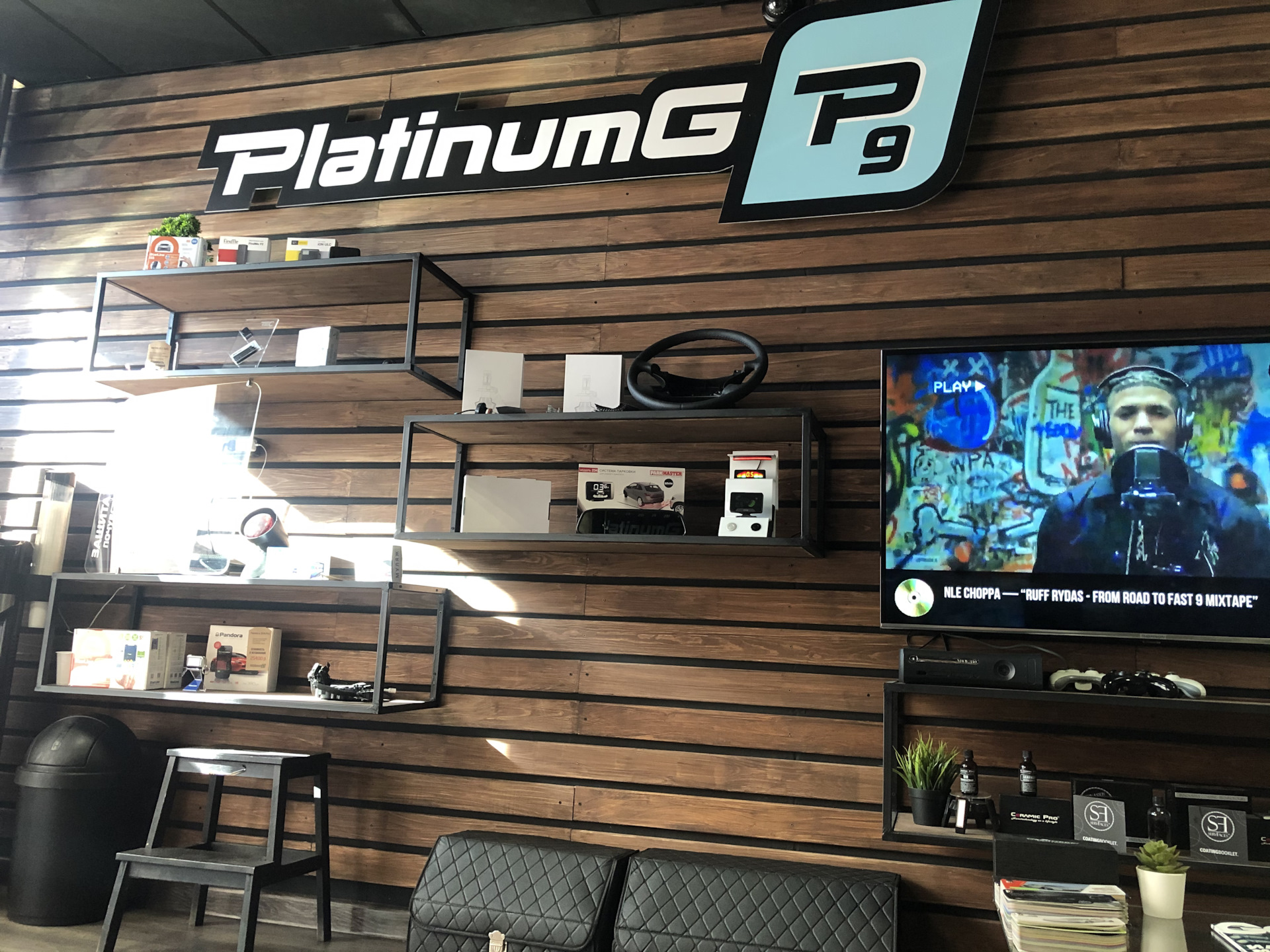 Большой гараж на 10 машин. Платинум гараж. Платинум гараж шателена. Автомойка платинум благовещенск. Платинум гараж на александровской.