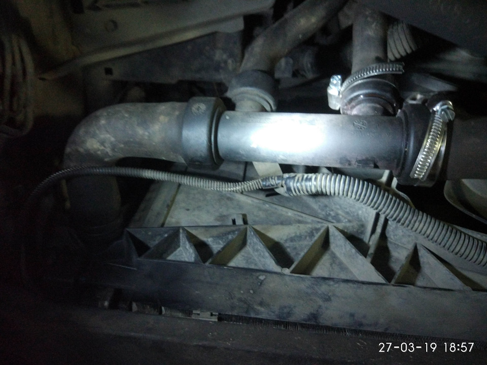 Рено лагуна 2 устраняем течь антифриза в нижнем соединителе патрубков ...