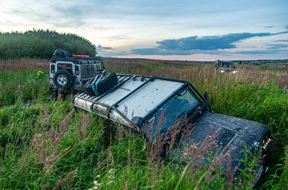 Land Rover Defender в грязи