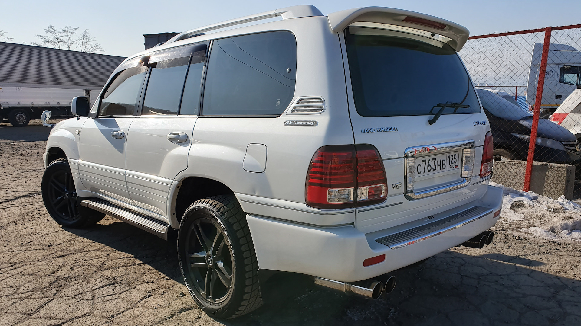 Тойота крузер дром. Toyota Land Cruiser Cygnus r20. Ленд Крузер 100 305/50 r20. Toyota Land Cruiser 100 ganador. 305 50 20 Тойота ленд Крузер 100.