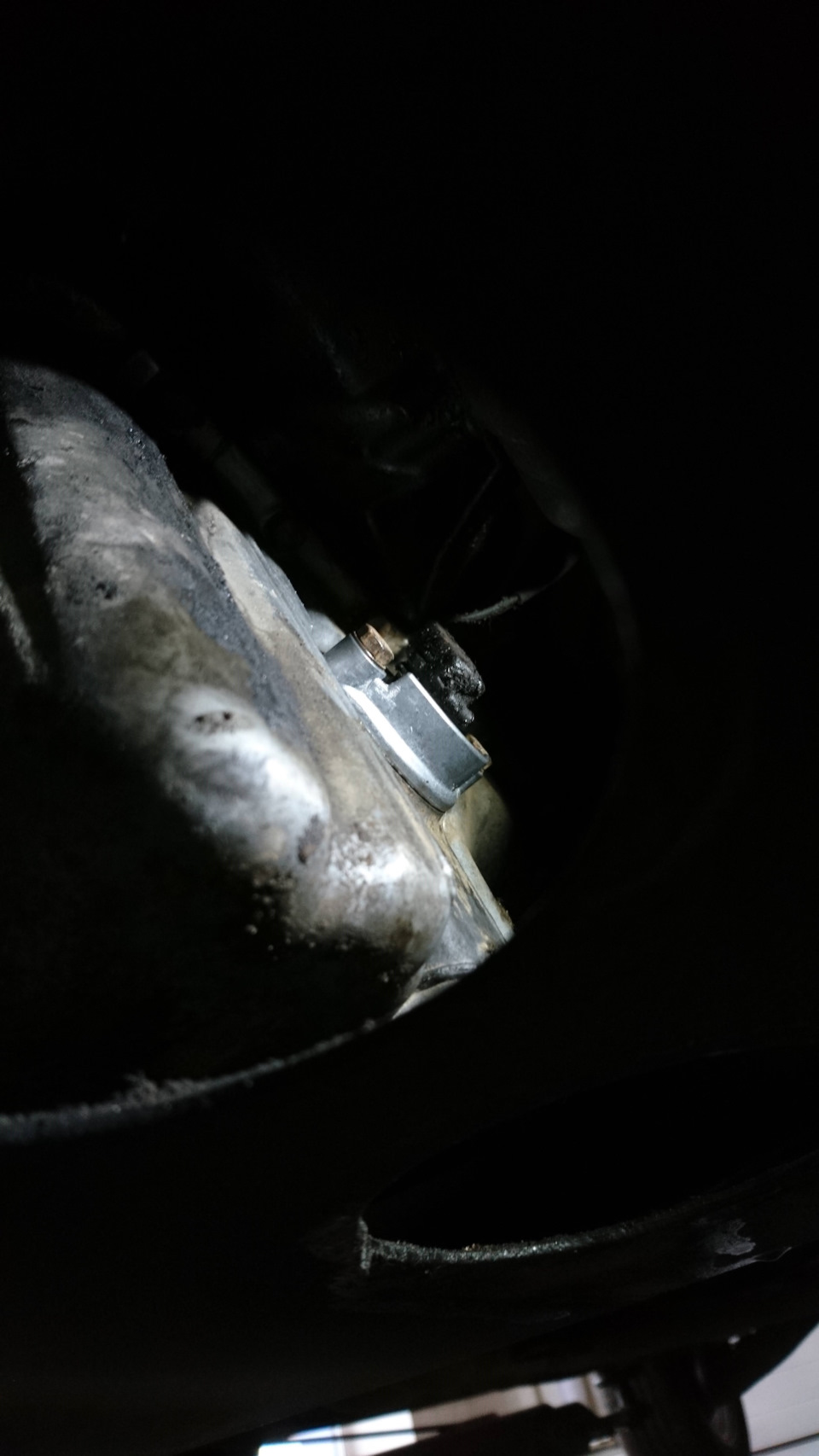 Как в анекдоте про гинеколога… Датчик поменян через отверстие в защите))) И сфоткан также) — Mercedes-Benz E-Class (W124)