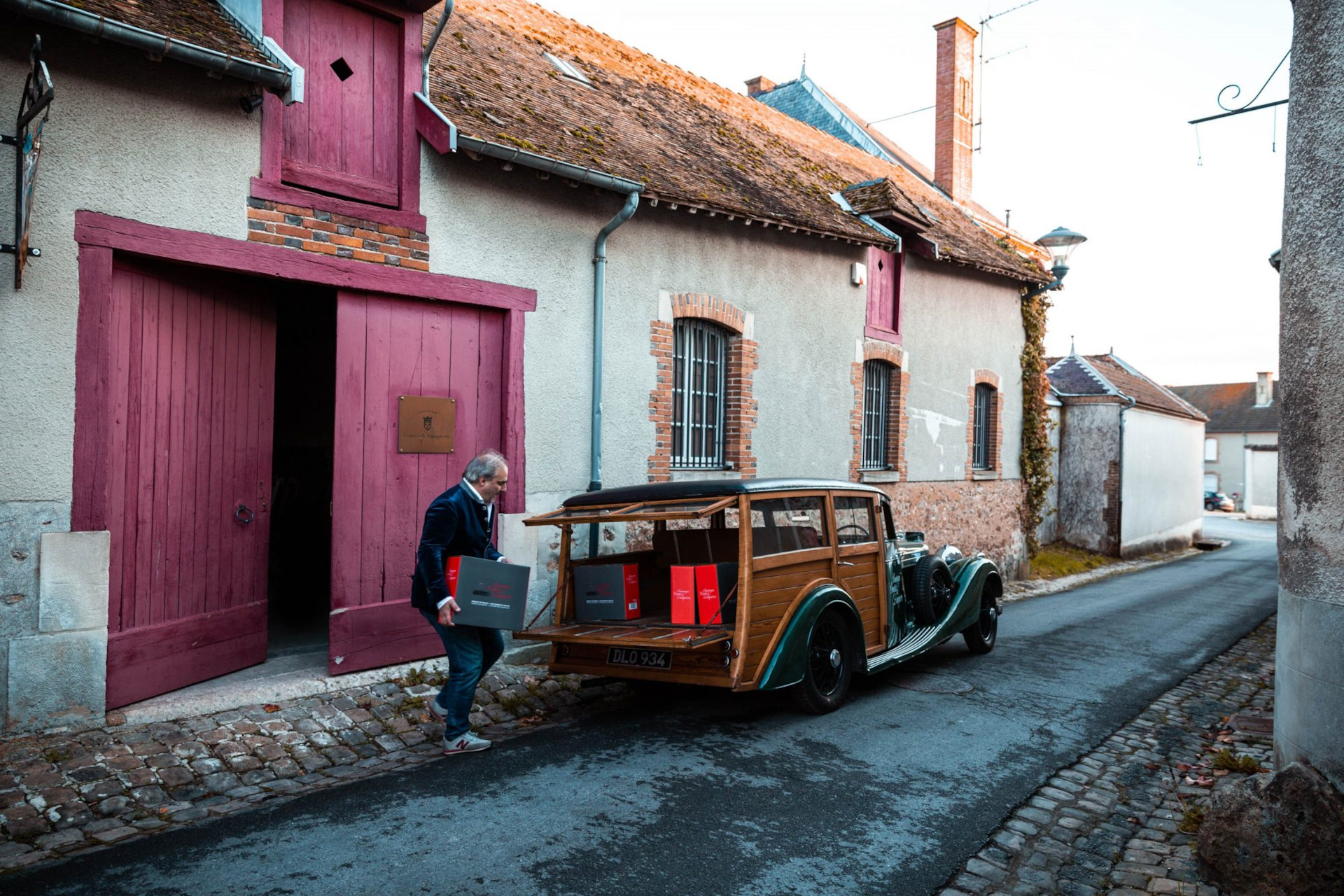 Bentley 1937 года с уникальным кузовом отлично подходит для доставки  элитного шампанского… — «История автомобилестроения» на DRIVE2