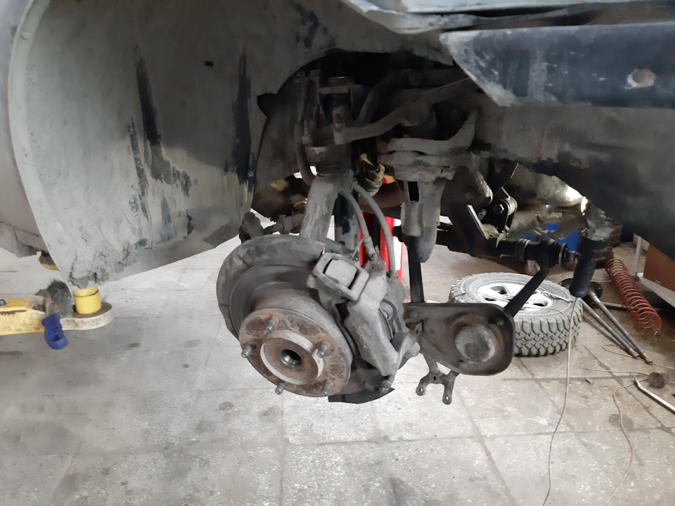 Установка поворотных кулаков с нерегулируемыми ступичными подшипниками ...