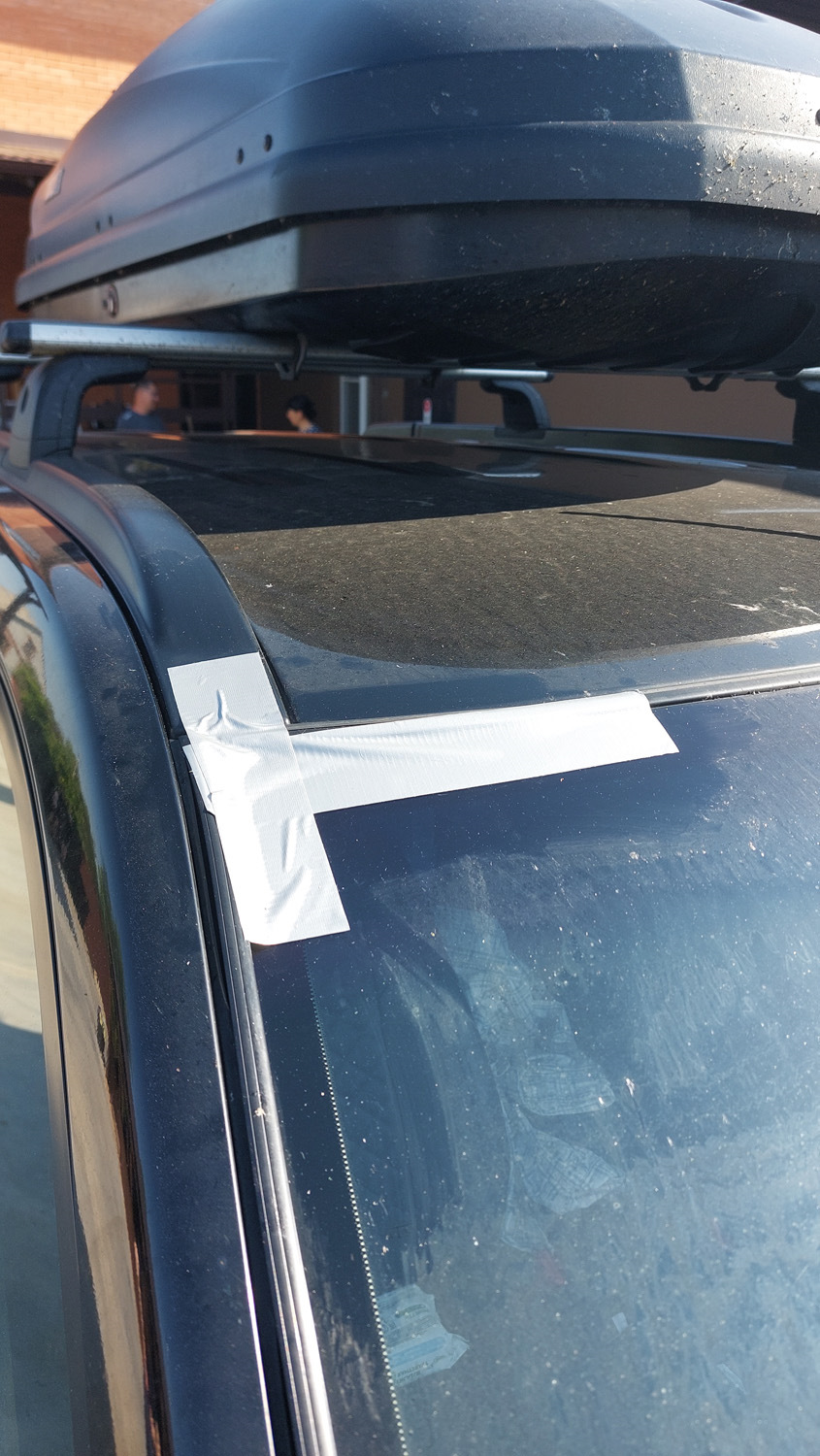 Упс! Ай дид ит эгейн! Два года назад по пути из Астрахани на скорости вырвало молдинг. И его вырвало опять, когда я притопил! Как опытный и бывалый драйвер, проблему просек сразу, молдинг закрепил на месте серым армированным скотчем. Однако, через тысячу км решил полностью изъять молдинг, и ехать так до дома, до мастера. — Nissan X-Trail II (t31)