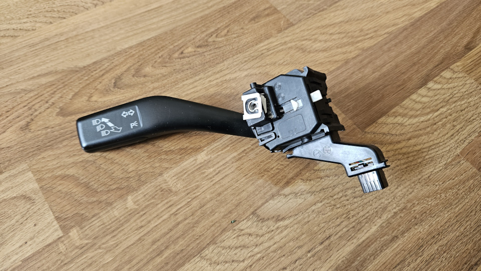 Переключатель указателей поворота и света на Volkswagen Golf Mk5 ...