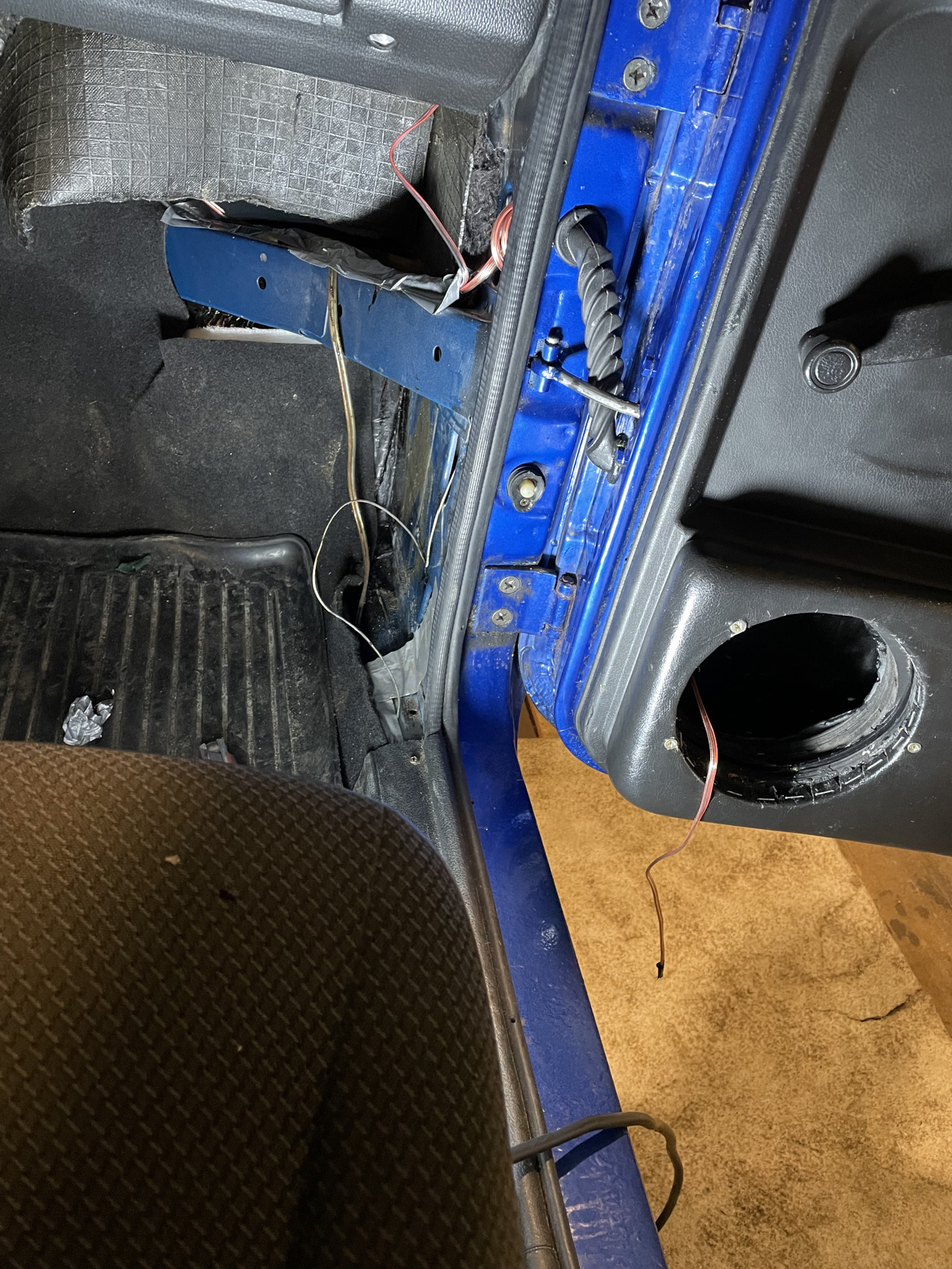 Музыка. Проводка в дверь в ниву. Установка музыки в ниву. Часть 3 ...