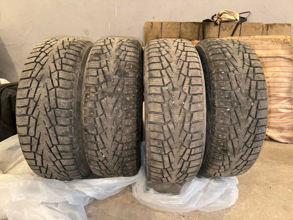 Шины зимние шипованные Continental 215/60 R16 на Toyota Camry (XV40). Б ...