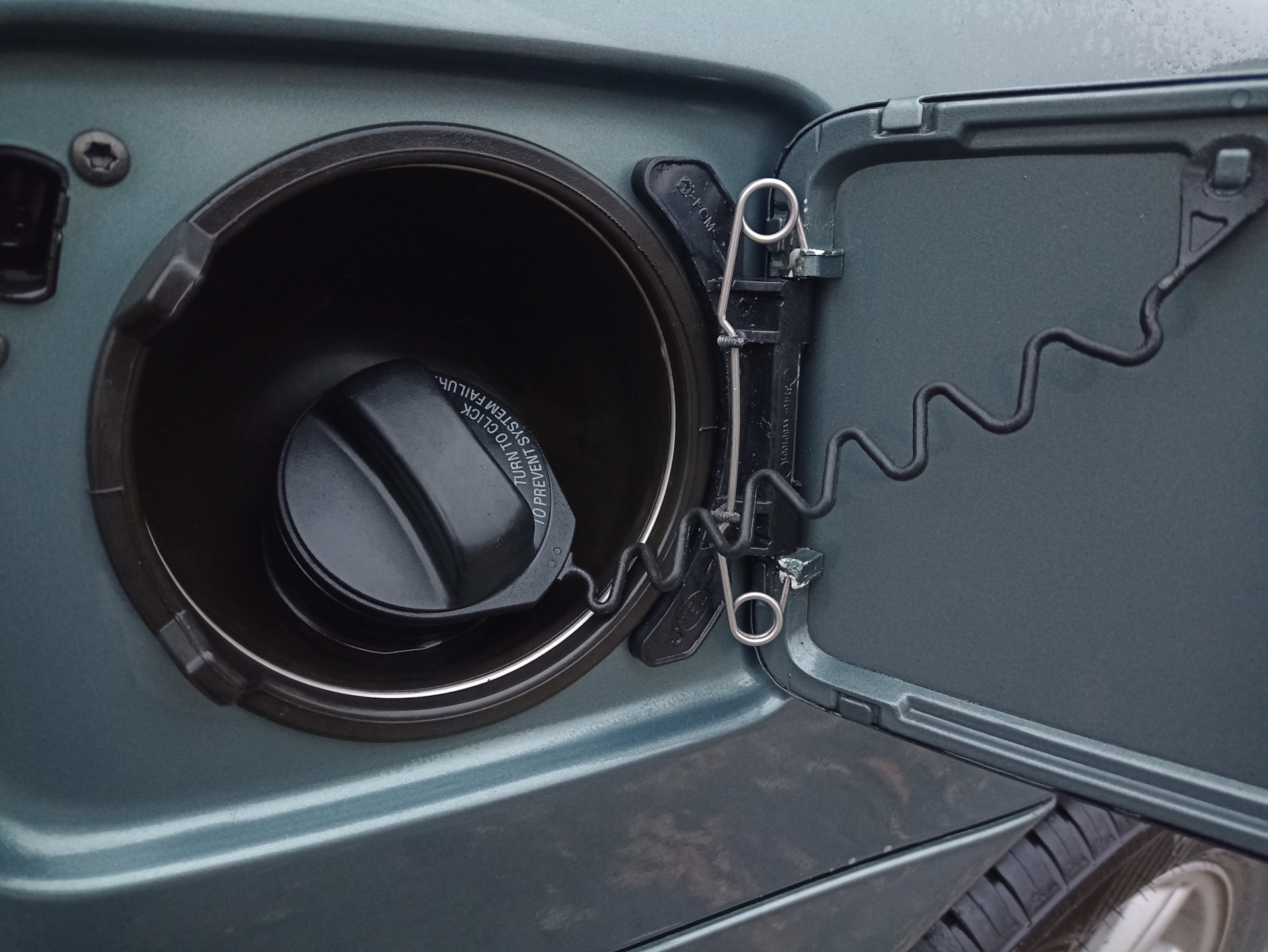 Как бюджетно отремонтировать лючок бензобака — Volvo V70 II, 2,4 л ...