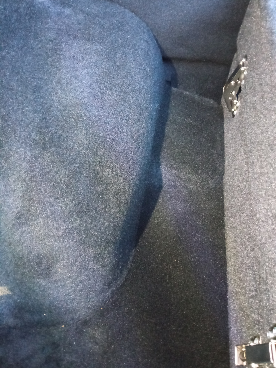 Ниша слева. — Chevrolet Niva (1G)