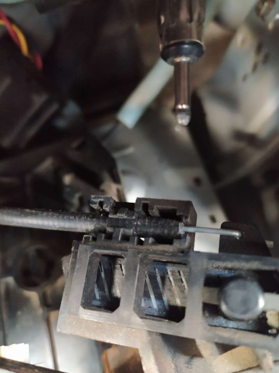 Установка тросиков центральной панели — Hyundai Accent (2G), 1,5 л ...