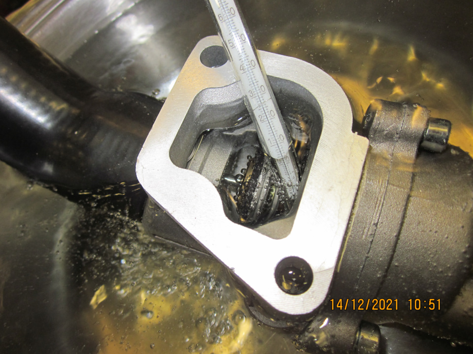 Для минимизации погрешности измерения ампулу термометра располагал максимально близко к термобаллону — Lada Vesta SW (1G)