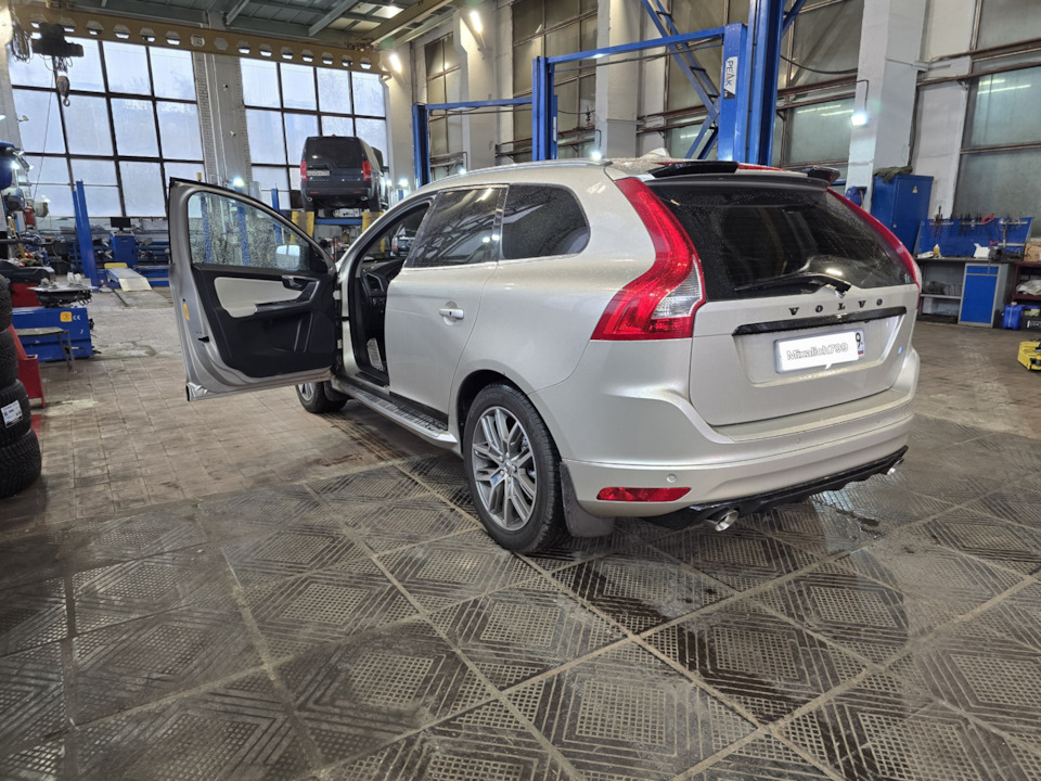 Заезжаем в ремонтную зону. Обматывают стречем руль и одевают пакет на водительское сиденье. — Volvo XC60 (1G)