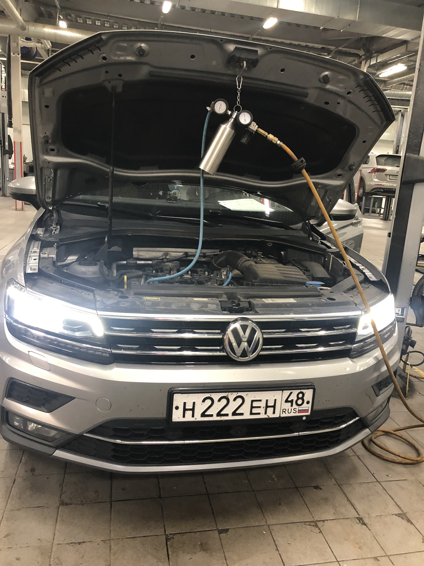 Свеча тигуан. Промывка форсунок Винсом Тигуан 2.0. Volkswagen Tiguan 2017 2,0 замена свечей. Замена свечей Tiguan 2017 220. Тигуан 2 2.0 2017 г авто разбор Нижний Новгород.