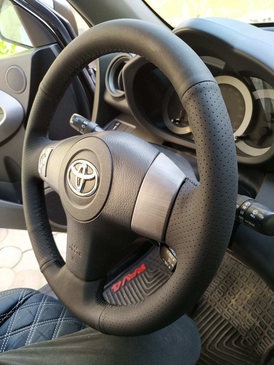 Оплетка на руль — Toyota RAV4 (III), 2 л, 2008 года | стайлинг | DRIVE2