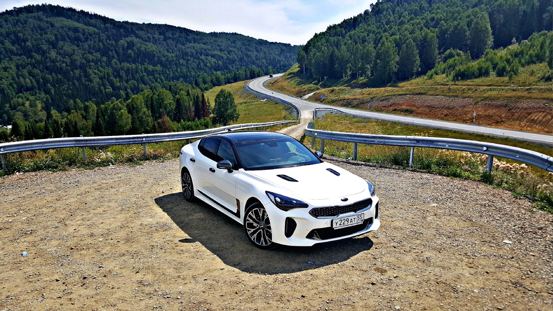 Обзор gt. Киа Стингер белая. Киа Стингер gt line. Kia Stinger White. Киа Стингер белая с черной крышей.