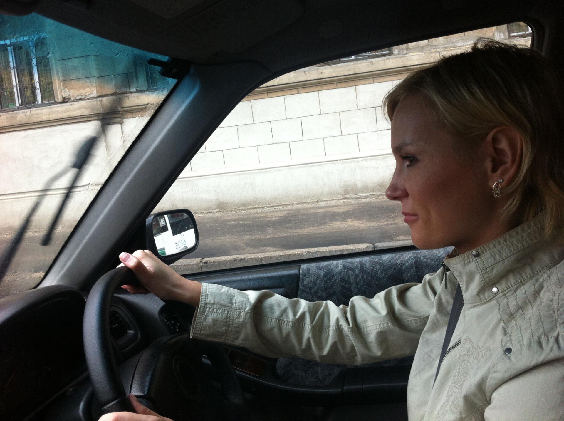 пограничный контроль на границе. люди с чемоданами в аэропорту. самостоятельный выезд. выездной мастер по ремонту автомобилей. выезд за рубеж.