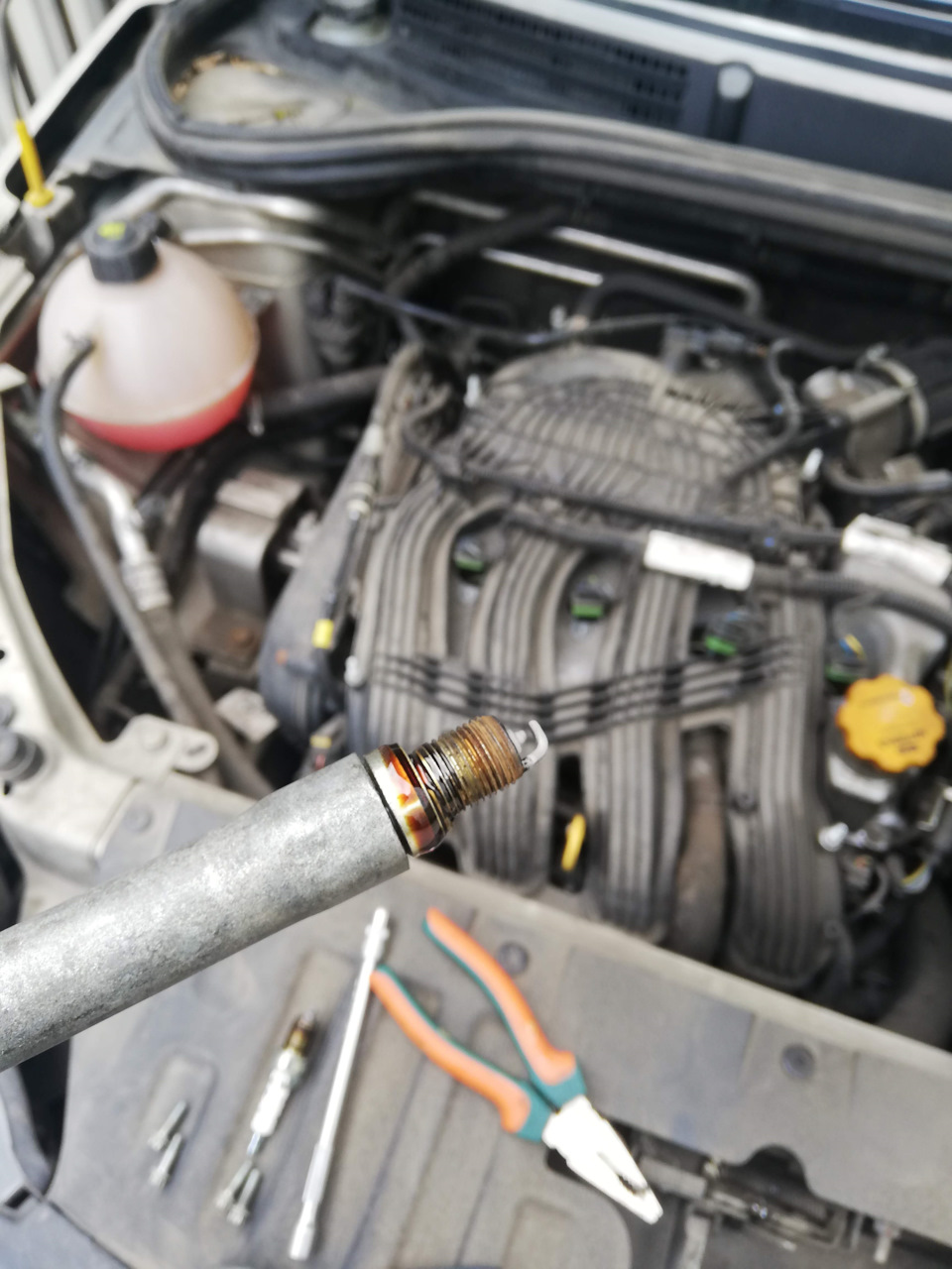 Масло в свечном колодце на 30т. км. — Lada Vesta SW Cross, 1,8 л, 2018 ...