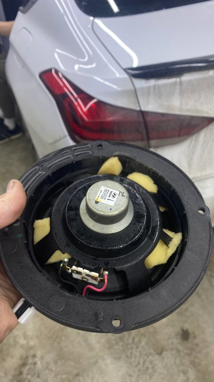 До ребят кто-то отчаянно пытался исправить ситуацию))) — Hyundai Genesis (2G)