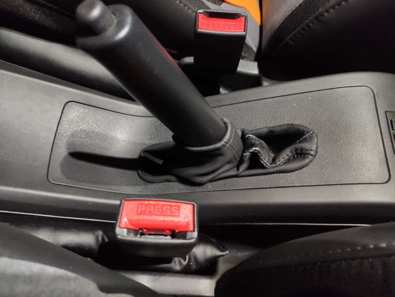 Ручник в машине механика положение. Можно ездить на ручнике. Можно ездить на ручнике. Ручник в машине. Можно ездить на ручнике.