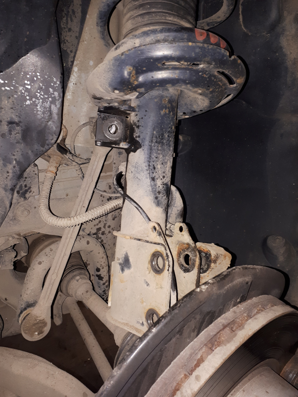 Krok 6: Przód: rozprężenie kolumny (jeśli potrzebne) w celu wybicia fabrycznych szpilek. — Mercedes W204