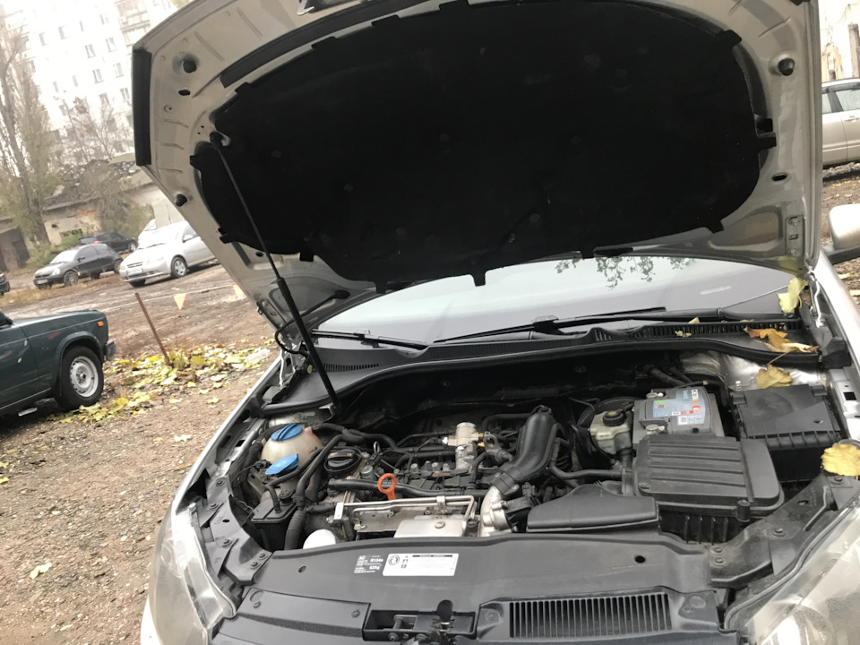 Доп крепёж шумоизоляции капота — Volkswagen Golf Mk6, 1,4 л, 2010 года ...
