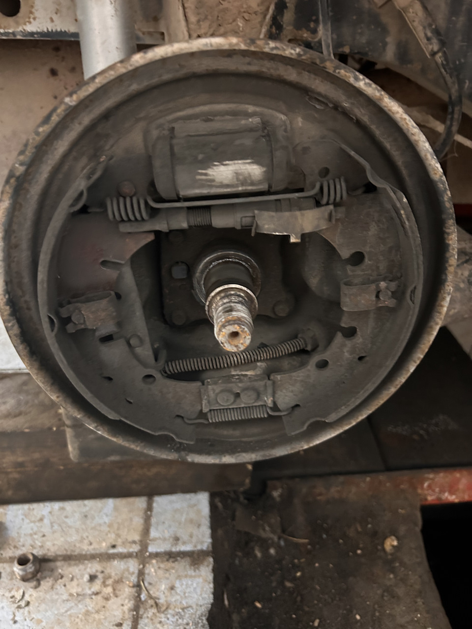 Задние тормозные цилиндры и колодки — Mazda Demio (2G), 1,3 л, 2003 ...