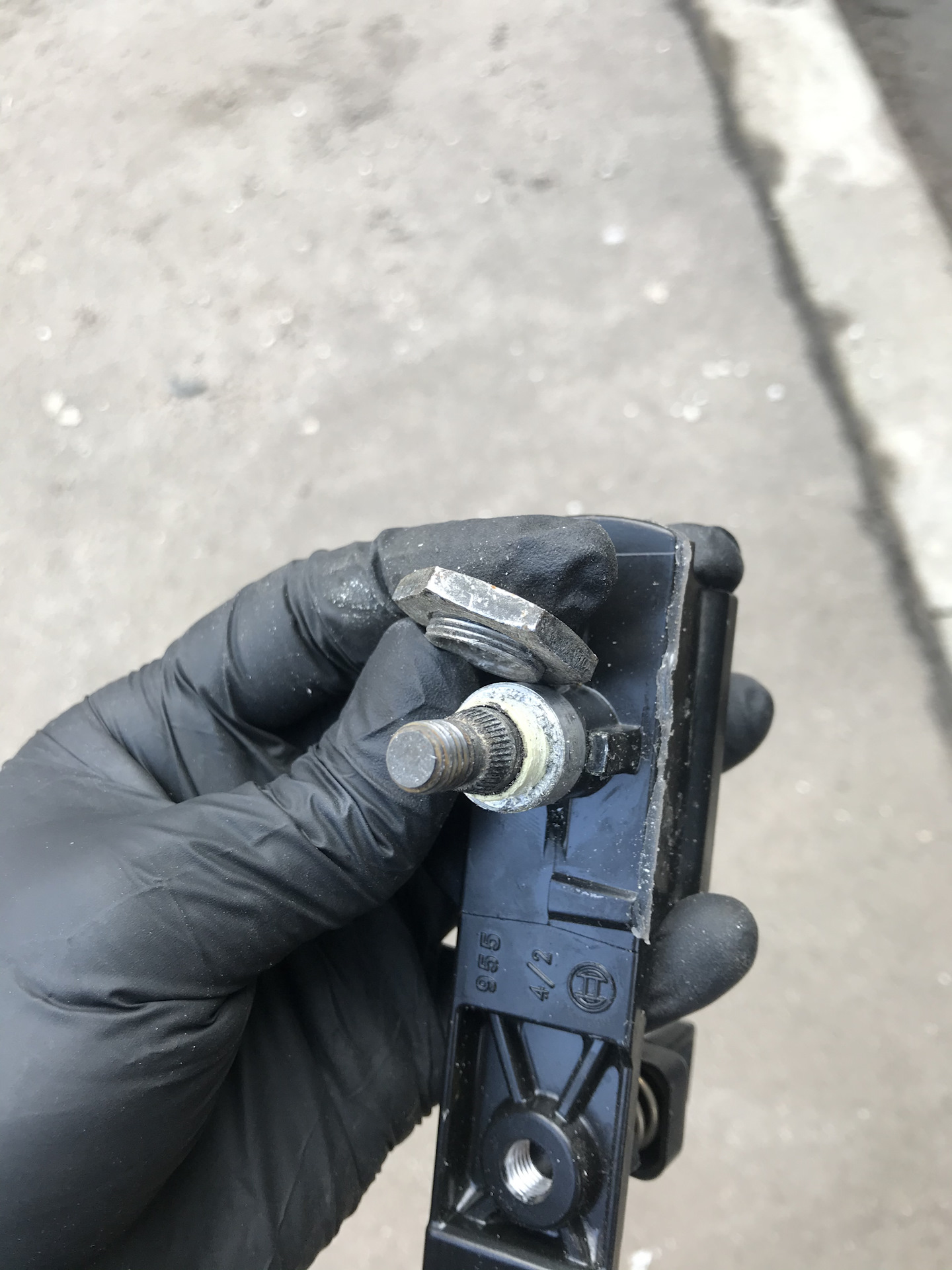 Электродвигатель замок двери багажника санта фе3. Замок стекла ваз 2106. Замок багажника линкольн авиатор 2. Механизм открывания дверей рено меган 2. Замок заднего стекла мтз 82.