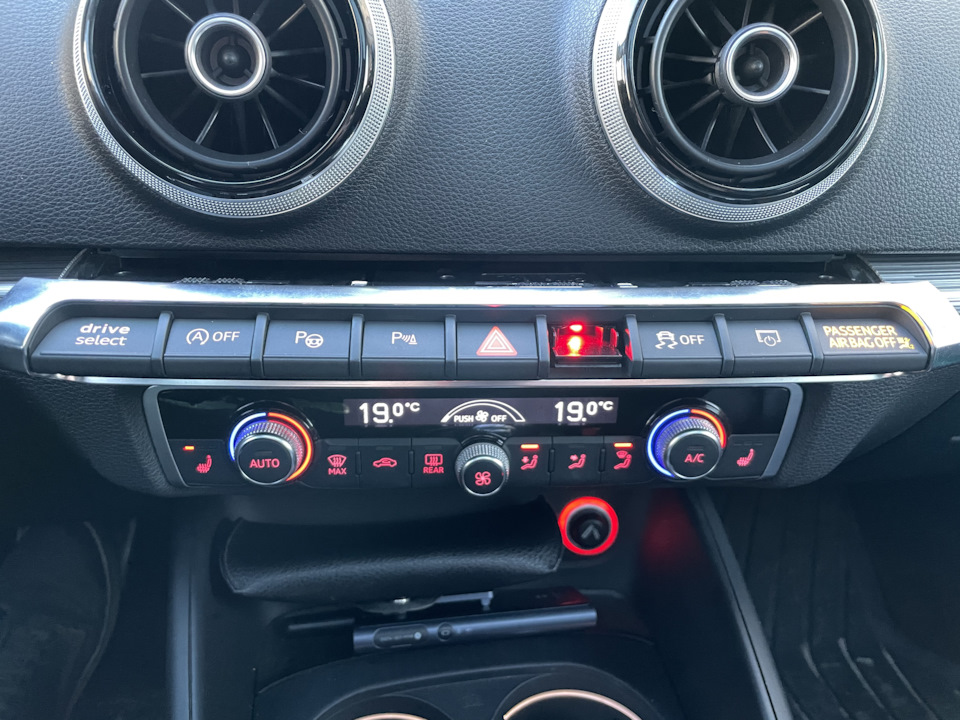 подсветка работает на всём пианино — Audi A3 Sedan (8V)