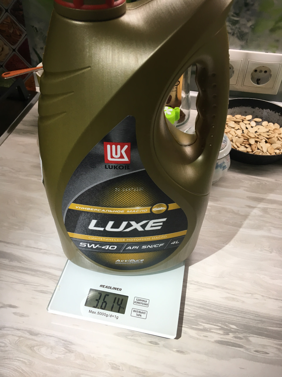 Масло лукойл 5w40 sn cf. Масло Лукойл SN CF 5w40. Lukoil Luxe 5w-40. Лукойл Люкс 5w40 SN/CF. Лукойл Люкс 5w30 ACEA.