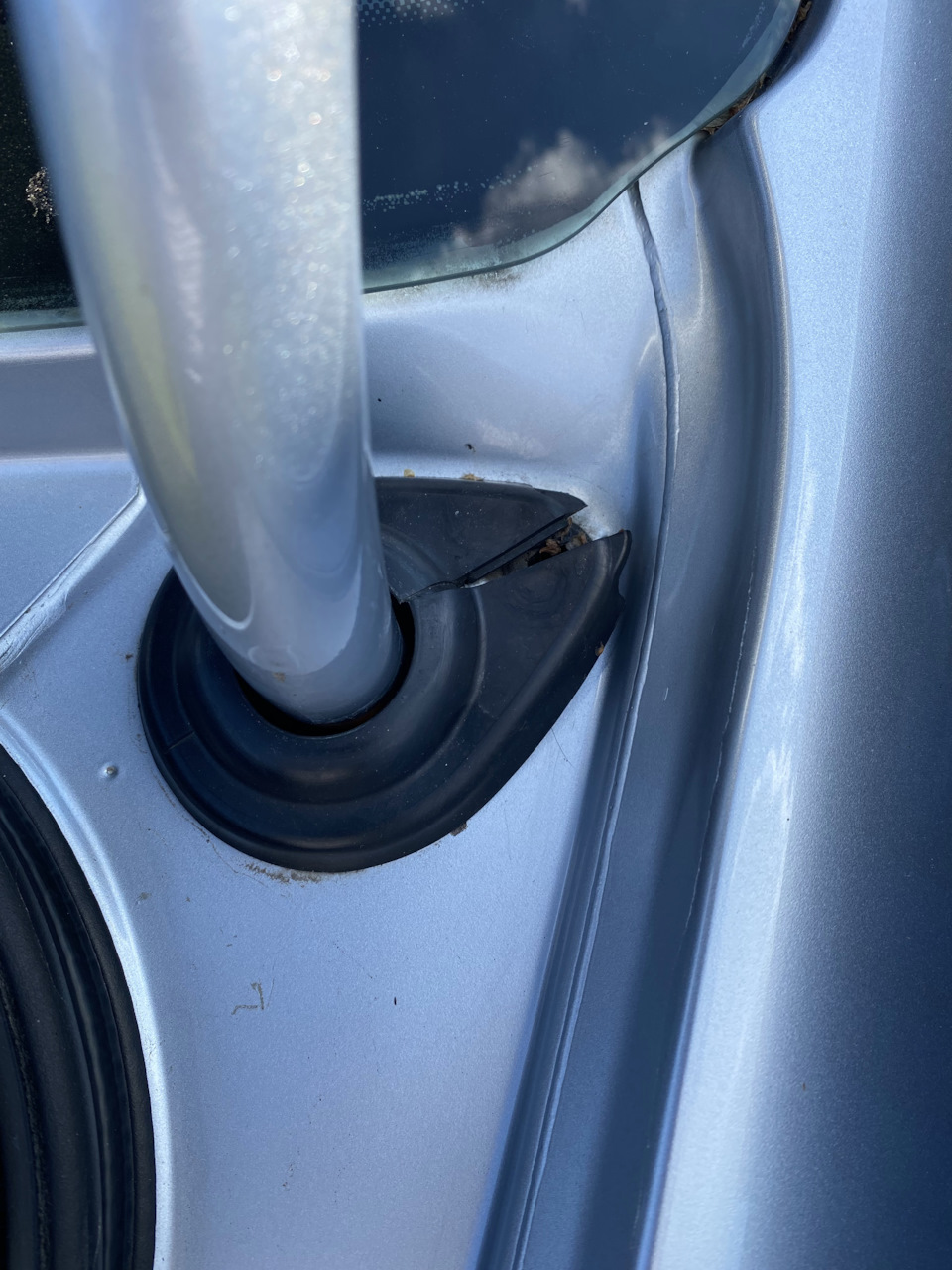 Замена уплотнителей петель багажника — Volkswagen Passat B6, 2 л, 2007 ...