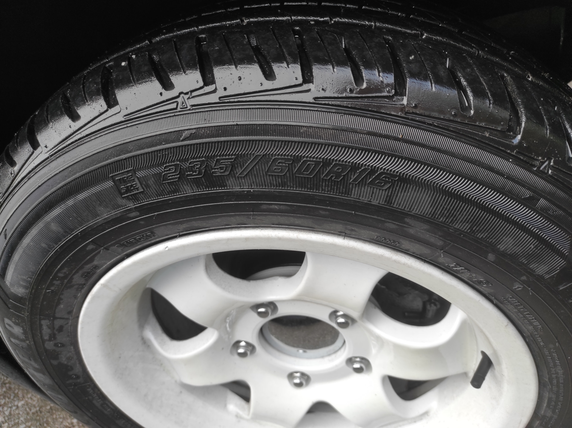 Резина на лето Goodyear 235/60 R16 Efficientgrip — Chevrolet Niva GLX ...